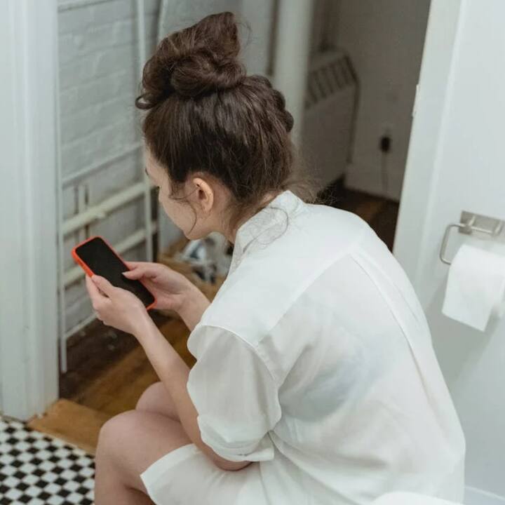 ਇੱਕ ਖੋਜ ਤੋਂ ਪਤਾ ਚੱਲਦਾ ਹੈ ਕਿ ਟਾਇਲਟ ਵਿੱਚ ਫ਼ੋਨ ਦੀ ਵਰਤੋਂ ਨਾਲ ਮਾਨਸਿਕ ਸਿਹਤ 'ਤੇ ਵੀ ਅਸਰ ਪੈਂਦਾ ਹੈ। ਅਜਿਹਾ ਇਸ ਲਈ ਕਿਉਂਕਿ ਪਹਿਲਾਂ ਲੋਕ ਟਾਇਲਟ ਵਿੱਚ ਕਿਸੇ ਨਾ ਕਿਸੇ ਵਿਸ਼ੇ ਬਾਰੇ ਸੋਚਦੇ ਸਨ ਜਾਂ ਯੋਜਨਾਵਾਂ ਬਣਾਉਂਦੇ ਸਨ ਪਰ ਹੁਣ ਉਹ ਫੋਨ ਦੀ ਵਰਤੋਂ ਕਰਨ ਵਿੱਚ ਆਪਣਾ ਸਾਰਾ ਸਮਾਂ ਬਰਬਾਦ ਕਰ ਦਿੰਦੇ ਹਨ। ਜਿਸ ਕਾਰਨ ਉਨ੍ਹਾਂ ਦੀ ਸੋਚਣ ਅਤੇ ਸਮਝਣ ਦੀ ਸਮਰੱਥਾ ਘਟਣ ਲੱਗਦੀ ਹੈ।