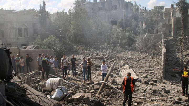 62 साल का इस्माइल हानिये ईरान के नए राष्ट्रपति मसूद पेजेश्‍किआन के शपथ ग्रहण समारोह में शामिल होने के लिए पहुंचा था. जानकारी के लिए यह भी बता दें कि इसके पहले इस्माइल हानिये के तीन बच्चों और चार पोतों को भी अप्रैल में इजरायल ने हवाई हमले में मार गिराया था. ईरान ने कहा है कि इस्माइल हर्निया की मौत का जिम्मेदार इजरायल है.