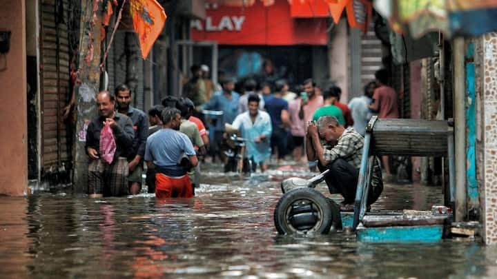 Delhi Rain: भारी बारिश को लेकर दिल्ली के कई जगहों पर फिर से पानी भर गया है. मौसम विभाग ने उत्तर भारत समेत देश के कई राज्यों में बारिश को लेकर अलर्ट जारी किया है.