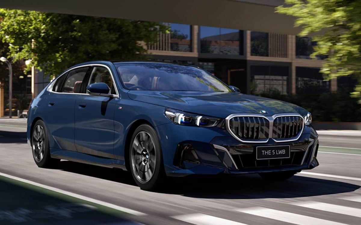 BMW 5 Series LWB: BMW હવે તેની કારમાં આપી રહી છે થિયેટરની મજા, શું તેના ભારતીય મોડલમાં આ ફીચર છે?