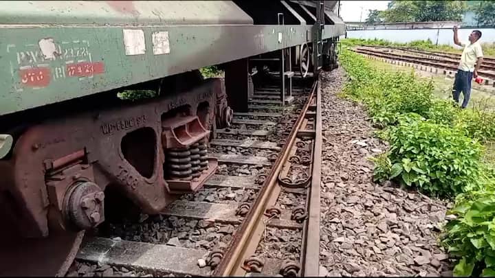 ঘণ্টাখানেকের চেষ্টায় ট্রেনের পিছন দিকের কন্টেনারগুলি খুলে লাইন পরিষ্কার করে দেওয়া হয়। ওই লাইন দিয়ে ট্রেন চলাচল শুরু হয়।