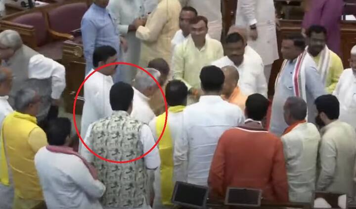 राज्य की राजधानी लखनऊ स्थित यूपी विस में 30 जुलाई, 2024 को सप्लीमेंट्री बजट पेश किए जाने के बाद सदन में सीएम योगी आदित्यनाथ से मिलने के लिए कई विधायक उनके इर्द-गिर्द थे. इनमें से कुछ विधायक उनसे हाथ मिला रहे थे, जबकि कुछ उनके पैर छू रहे थे.