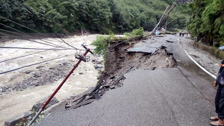 Kedarnath walking route Lincholi and Bhim Bali cloud burst 200 passengers stranded ann केदारनाथ में फटा बादल, गौरीकुंड से बह रहा गर्म कुंड, रास्ते पर बिखरे पड़े हैं बड़े-बड़े बोल्डर