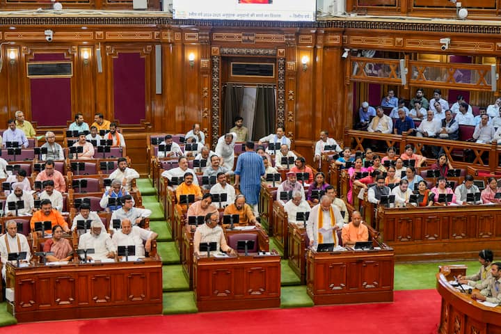 ताजा घटना से जुड़ी सबसे रोचक बात यह रही कि योगी आदित्यनाथ उम्र में राजा भैया से छोटे हैं, फिर भी उन्होंने यूपी सीएम को आदर देते हुए उनके पैर छुए. योगी आदित्यनाथ फिलहाल 52 साल के हैं, जबकि रघुराज प्रताप सिंह उर्फ राजा भैया 54 साल के हैं. यानी वह उनसे दो साल बड़े हैं.