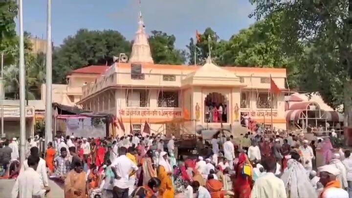 संत ज्ञानेश्वर माऊलींची कर्मभूमी आणि ग्रंथराज ज्ञानेश्वरी तसेच अमृतानुभव ग्रंथाचे रचनास्थान असलेल्या तीर्थक्षेत्र नेवासा येथे कामिका वद्य एकादशीच्या यात्रेनिमित्त माऊलींचे मूर्तिमंत रूप असलेल्या पैस खांबाच्या दर्शनासाठी नेवासा येथे भाविकांनी अलोट गर्दी केली आहे.