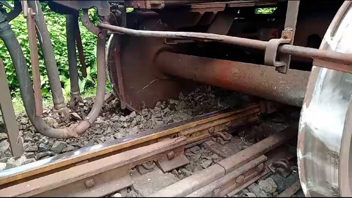 রেল সূত্রে খবর, নুমালিগড় তৈল শোধনাগারে ঢুকছিল মালগাড়িটি। সেই সময়ই মাঝের ২টি কন্টেনার লাইনচ্যুত হয়ে যায়। দুর্ঘটনার ফলে বেশ কিছুক্ষণ বন্ধ হয়ে যায় রাঙাপানি পাঁচ নম্বর গেট। দেখা দেয় যানজট।