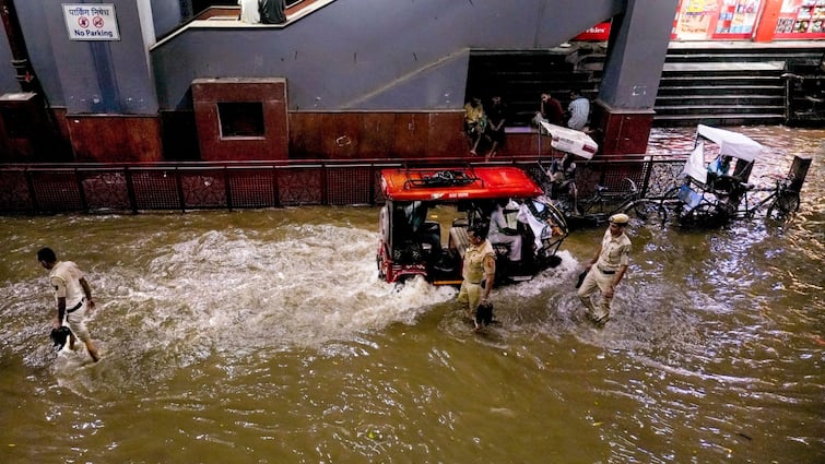 Delhi Heavy rain in Delhi Noida Ghaziabad traffic jam IMD issued red alert दिल्ली-नोएडा और गुरुग्राम में भारी बारिश, भयंकर जाम, IMD ने जारी किया रेड अलर्ट