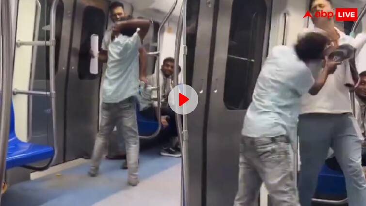 Chappal fight in metro Two people are seen fighting with each other with slippers in Metro video viral Video: दिल्ली मेट्रो का नया वीडियो वायरल, चप्पल निकालकर युवक को पीटने लगा शख्स