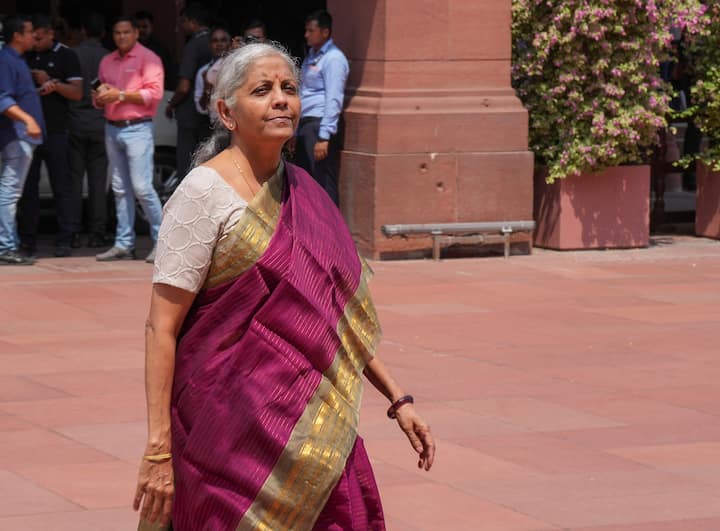 वित्त मंत्री आगे बोलीं, ‘‘फोटो कार्यक्रम 2013-14 में शुरू हुआ. तत्कालीन कांग्रेस नीति संप्रग (संयुक्त प्रगतिशील गठबंधन सरकार) के वित्त मंत्री नॉर्थ ब्लॉक के बेसमेंट में गए और परंपरागत रूप से हलवा बांटा. उस समय हलवा समारोह क्यो नहीं रद्द किया गया? आपके पास (गांधी) तो रिमोट कंट्रोल की ताकत थी. उस समय के समारोह में कितने अनुसूचित जाति, अनुसूचित जनजाति या ओबीसी के अधिकारी थे?