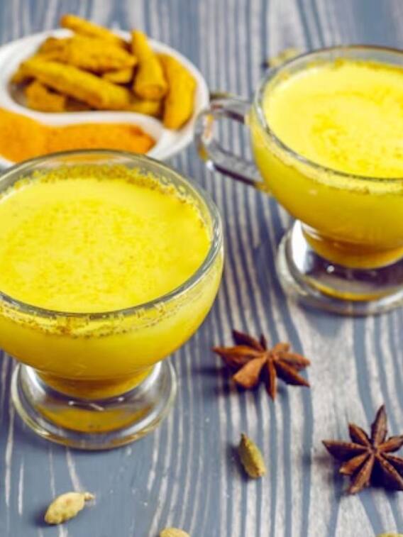 दूध में हल्दी मिलाकर क्यों पी जाती है