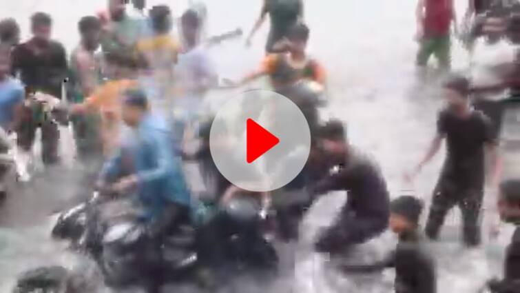 Hoodlums throw rain water on girls in Lucknow Waterlogging on roads watch viral video Watch: लखनऊ की बारिश में हुड़दंगियों से बचाइये सरकार, सोशल मीडिया पर लोगों ने लगाई गुहार