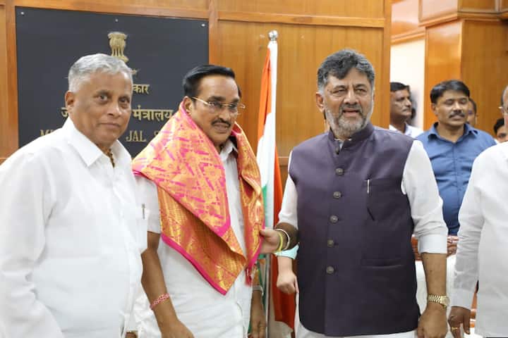 સી આર પાટીલ હાલ કેન્દ્રીય મંત્રીની સાથે ગુજરાત ભાજપના પ્રદેશ પ્રમુખ પણ છે.