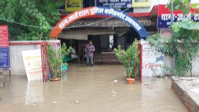 Prayagraj George Town police station Flooded Under two feet of water due to rain water ANN तेज बारिश में डूब गया प्रयागराज का यह पुलिस स्टेशन, जूते हाथ में लेकर खड़े रहे पुलिसकर्मी