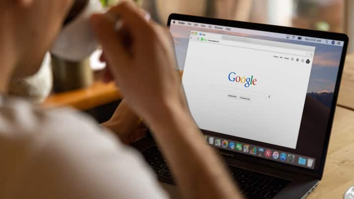 Google Income: एक रिपोर्ट में सामने आया है कि फ्री में सर्विस देने के बावजूद भी गूगल हर मिनट में 2 करोड़ रुपये कमा लेता है. अब लोगों के मन में ये सवाल जरूर उठ रहा होगा कि इतनी कमाई कैसे हो जाती है.