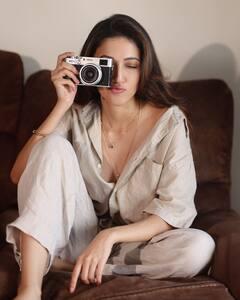 Neha Shetty : నేహా శెట్టి కంఫర్ట్ లుక్ ఇదేనట స్టైల్​గా ఉంది కదా.. ఈ లుక్​ తమకు కూడా బాగా నచ్చిందంటున్న ఫ్యాన్స్