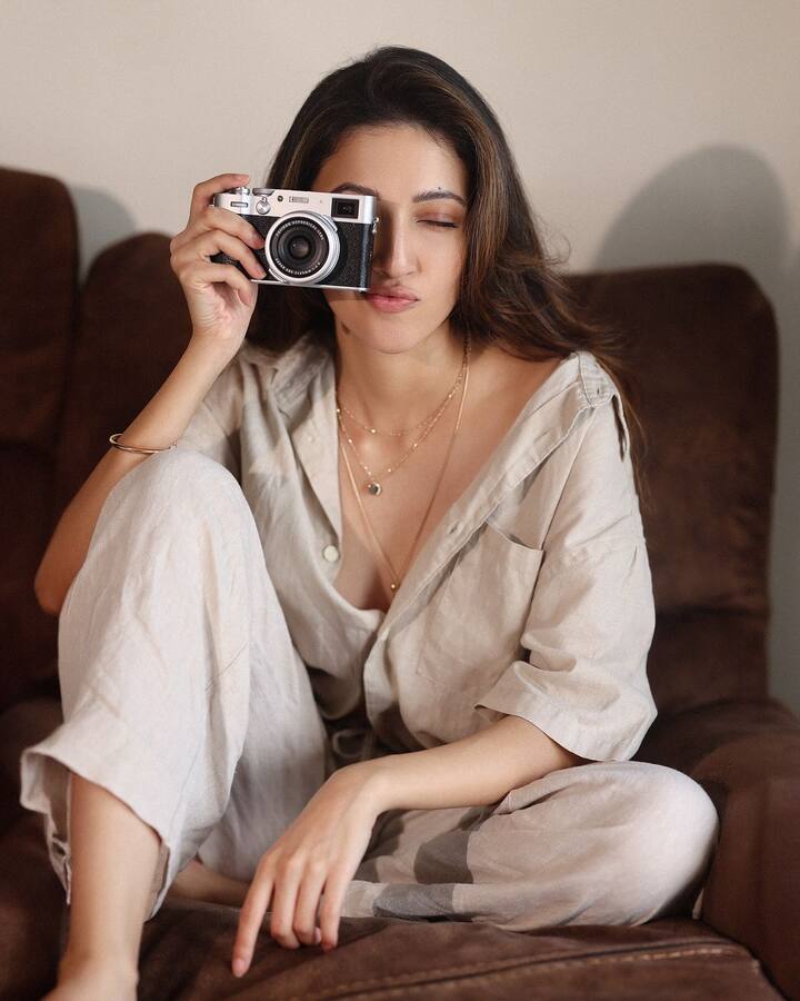 నేహాశెట్టి తన లేటెస్ట్ ఫోటోలను ఇన్​స్టాలో షేర్ చేసింది. తన కంఫర్ట్​ లుక్​ ఇదేనంటూ క్రేజీ క్యాప్షన్ ఇచ్చి ఫోటోలకు ఫోజులిచ్చింది.(Images Source : Instagram/Neha Shetty)