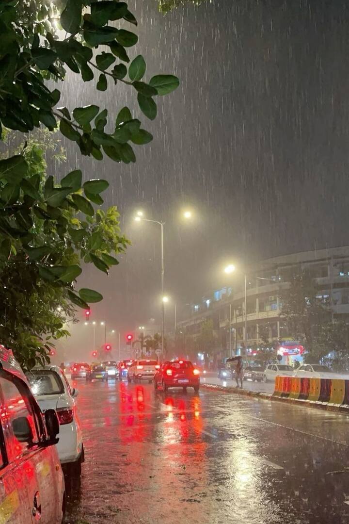 भारतीय मौसम विज्ञान विभाग (आईएमडी) ने दिल्ली और एनसीआर के विभिन्न हिस्सों में गरज और बिजली के साथ मध्यम से भारी बारिश के लिए रेड अलर्ट जारी किया है. आईएमडी का पूर्वानुमान है कि मौसम का यह मिजाज 5 अगस्त तक जारी रहेगा.