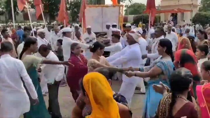 अहमदनगर जिल्ह्यासह बाहेरील जिल्ह्यातून शेकडो पायी दिंडया देखील दाखल झाल्या आहेत.