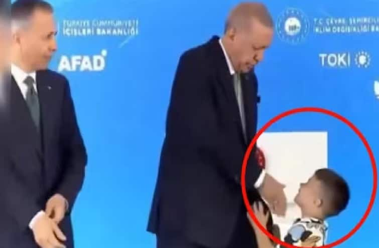 Turkish President Recep Tayyip Erdogan slaps a child for not kissing his hand video goes viral Turkey President Erdogan : तुर्की के राष्ट्रपति एर्दोगन का थप्पड़ कांड आया सामने, बच्चे ने हाथ नहीं चूमा तो मारा,  वीडियो वायरल