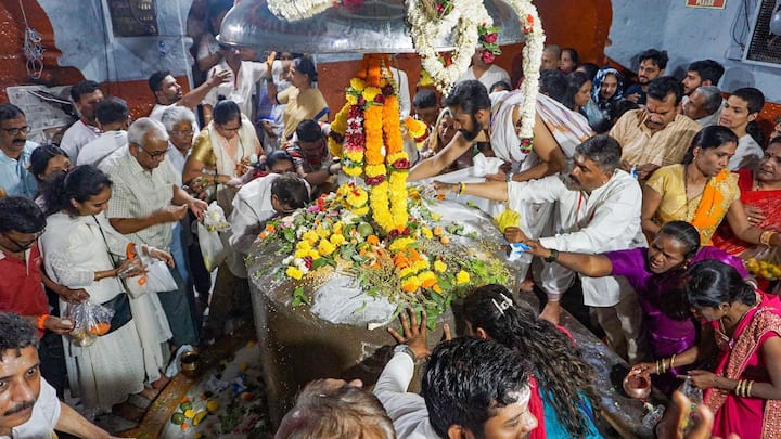 প্রদোষ ব্রতের সময় শিব ও পার্বতীকে পুজো করার মুহূর্ত হল রাত সাতটা ১২ মিনিট থেকে রাত ৯টা ১৮ মিনিট পর্যন্ত।(ছবি সৌজন্য -পিটিআই)