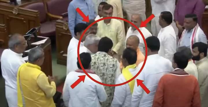 सदन में विधायकों के बीच राजा भैया भी थे, जो थोड़ा पीछे सीट के नजदीक सीएम योगी आदित्यनाथ के पास आने का इंतजार कर रहे थे. योगी आदित्यनाथ जैसे ही उनके पास पहुंचे, वह आगे बढ़े और उन्होंने इसके बाद झुककर सबके सामने उनके पैर छू लिए.