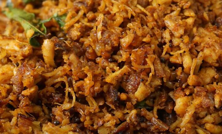 அடுத்தது கடாயில் நல்லெண்ணெய் ஊற்றி சூடானதும், இரண்டு முட்டைகளை உடைத்து சிக்கனுடன் சேர்த்து 5 நிமிடம் கிளறிவிட்டு இறக்கினால் சுவையான சிக்கன் பொடிமாஸ் தயார்.