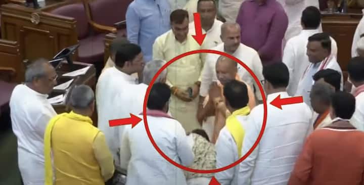 योगी आदित्यनाथ ने राजा भैया की ओर से दिए गए सम्मान के बाद हाथ जोड़कर अभिवादन स्वीकारा. पैर छूने से जुड़ी तस्वीरें और वीडियो जब सोशल मीडिया पर आए तो देखते ही देखते वे वायरल हो गए. कुछ लोगों ने इन्हें लोकतंत्र को मजबूत करने वाली तस्वीर करार दिया.