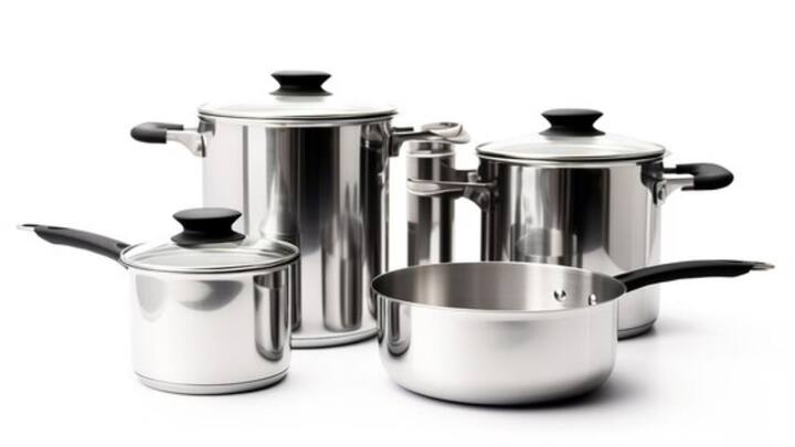 কিন্তু গাঁটের কড়ি খরচ না করেও, সাধারণ হাঁড়ি, কড়াই, প্যান একেবারে ননস্টিকের মতো কাজ করতে পারে। রান্নার সময় খাবার ধরে যাওয়ার সম্ভবনা থাকবে না। শুধু কিছু টোটকা জানতে হবে।