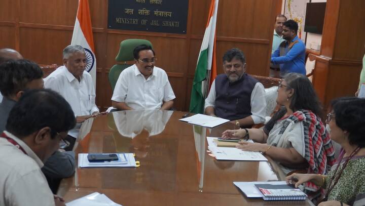 ડી કે શિવકુમાર કર્ણાટકના વિવિધ મુદ્દે તેમની સાથે ચર્ચા કરી હતી.