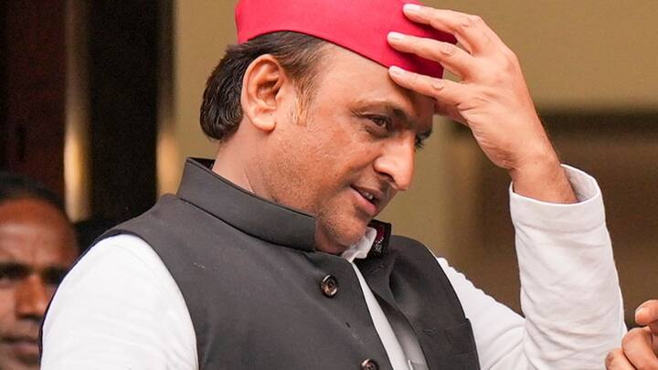 अखिलेश यादव ने अनुराग ठाकुर को कहा कि शायद ये मंत्री जी नहीं रहे इसलिए तकलीफ परेशानी ज्यादा है. अखिलेश यादव ने कहा कि आप हमारा दर्द नहीं समझोगे हम आपका दर्द चेहरे से पढ़ते हैं. यह जब से यूपी हारे हैं तब से कोई नमस्कार नहीं कर रहा है.