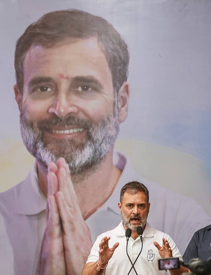 सूत्रों की मानें तो राहुल गांधी ने आम चुनाव के बाद कर्नाटक सीएम और डिप्टी-सीएम के बीच गुटबाजी को देखते हुए सभी नेताओं से कहा कि वे फिलहाल मिल-जुलकर काम करें.