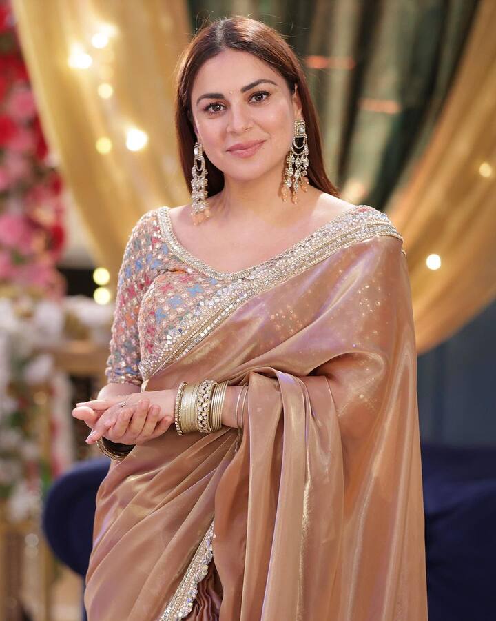 हालांकि इसके बाद बॉलीवुड के साथ-साथ श्रद्धा आर्या तेलुगू इंडस्ट्री में भी हाथ आजमाती रहीं. श्रद्धा आर्या किसी पहचान की मोहताज नहीं है. एक्ट्रेस ने टीवी की दुनिया में सीरियल 'मैं लक्ष्मी तेरे आंगन की' से डेब्यू किया था. इसके बाद वह सीरियल तुम्हारी पाखी में पाखी का किरदार निभाकर घर-घर में मशहूर हो गईं