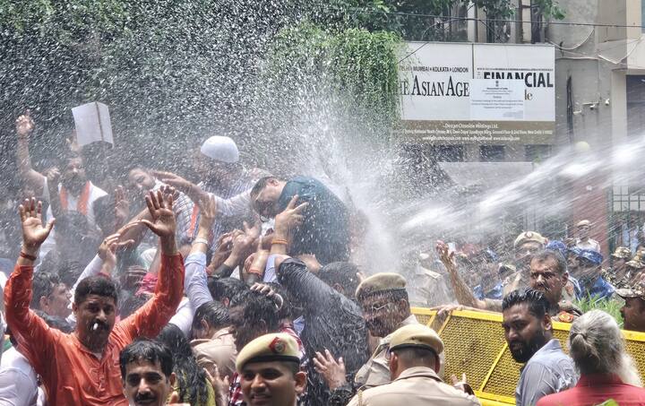 यूपीएससी जैसी प्रतियोगी परीक्षाओं के लिए तैयारी कराने वाली दृष्टि आईएएस कोचिंग सेंटर के फाउंडर ने इंटरव्यू के दौरान यह भी कहा कि स्टूडेंट्स फिलहाल भावनात्मक उथल-पुथल से गुजर रहे हैं, उनके गुस्से का कारण यह है क्या मैं उनके साथ खड़ा नहीं था.