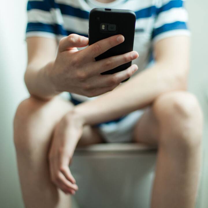 ਜ਼ਿਆਦਾ ਦੇਰ ਤੱਕ ਟਾਇਲਟ ਸੀਟ 'ਤੇ ਬੈਠਣ ਨਾਲ ਤੁਹਾਡੀ ਕਮਰ ਅਤੇ ਮੋਢੇ ਅਕੜਾਅ ਹੋ ਜਾਂਦੇ ਹਨ, ਜਿਸ ਕਾਰਨ ਤੁਹਾਨੂੰ ਦਰਦ ਹੋਣ ਲੱਗਦਾ ਹੈ। ਇੰਨਾ ਹੀ ਨਹੀਂ ਇਹ ਤੁਹਾਡੇ ਆਸਣ ਨੂੰ ਵੀ ਵਿਗਾੜਦਾ ਹੈ। ਟਾਇਲਟ ਸੀਟ ਵਿਚ ਬਹੁਤ ਸਾਰੇ ਕੀਟਾਣੂ ਅਤੇ ਬੈਕਟੀਰੀਆ ਮੌਜੂਦ ਹੁੰਦੇ ਹਨ ਅਤੇ ਜਦੋਂ ਤੁਸੀਂ ਉਸ ਸੀਟ 'ਤੇ ਲੰਬੇ ਸਮੇਂ ਤੱਕ ਬੈਠਦੇ ਹੋ, ਤਾਂ ਸਾਰੇ ਕੀਟਾਣੂ ਅਤੇ ਬੈਕਟੀਰੀਆ ਤੁਹਾਡੇ ਸਰੀਰ ਵਿਚ ਦਾਖਲ ਹੋ ਜਾਂਦੇ ਹਨ ਅਤੇ ਇਸ ਨਾਲ ਪੇਟ ਦਰਦ ਅਤੇ ਯੂਟੀਆਈ (ਯੂਰੀਨਰੀ ਟ੍ਰੈਕਟ ਇਨਫੈਕਸ਼ਨ) ਵਰਗੀਆਂ ਸਮੱਸਿਆਵਾਂ ਹੋ ਸਕਦੀਆਂ ਹਨ।