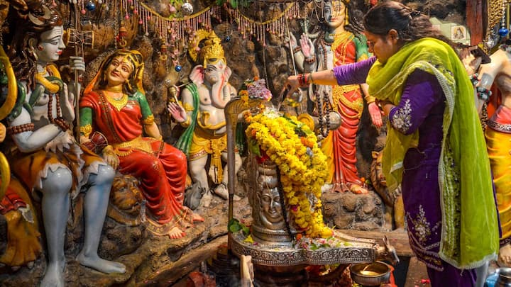 ধর্মীয় বিশ্বাস, শ্রাবণ প্রদোষ ব্রত যাঁরা পালন করেন শিবের কৃপায় তাঁরা জীবনের সমস্ত কষ্ট থেকে মুক্তি পান। আর তাঁদের সমস্ত পাপ মিটে যায়।(ছবি সৌজন্য -পিটিআই)
