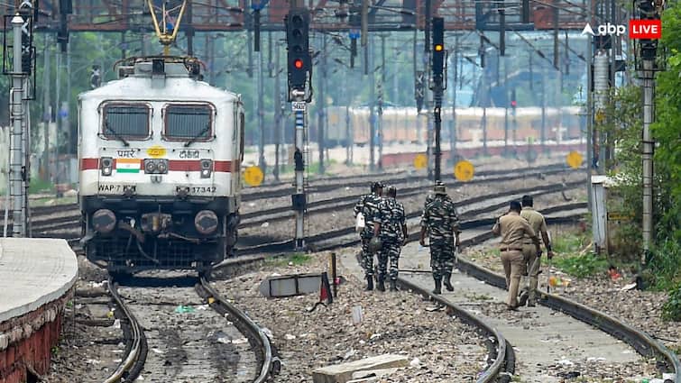 Pappu Yadav and TMC MP June Malia raised demand in Lok Sabha to restore Railway Concession fares for Senior citizens Indian Railways क्या फिर से वरिष्ठ नागरिकों को मिलेगी रेल किराये में रियायत? संसद में उठी मांग