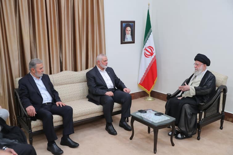 Hamas leader Ismail Haniyeh attended the swearing of Iran President Masoud Pezeshkian Last photo surfaced Hamas leader Ismail Haniyeh : हमास चीफ इस्माइल हनिया ईरानी राष्ट्रपति के शपथ ग्रहण में हुए थे शामिल, आखिरी तस्वीरें आईं सामने