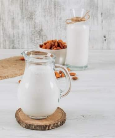 Almond milk also works to increase the amount of vitamin B12 in the body. If you suffer from lactose intolerance then this is the best option for you, as it does not give you the bloating problem caused by lactose sensitivity.