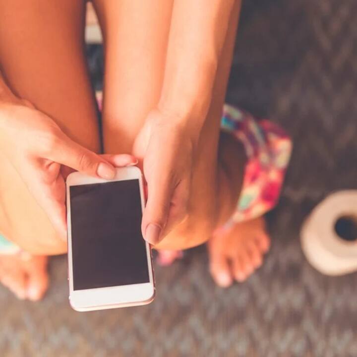 ਅਧਿਐਨ ਵਿੱਚ ਭਾਗ ਲੈਣ ਵਾਲਿਆਂ ਵਿੱਚੋਂ 61.6 ਪ੍ਰਤੀਸ਼ਤ ਨੇ ਕਿਹਾ ਕਿ ਉਹ ਫੇਸਬੁੱਕ, ਟਵਿੱਟਰ ਅਤੇ ਇੰਸਟਾਗ੍ਰਾਮ ਵਰਗੇ ਸੋਸ਼ਲ ਮੀਡੀਆ ਪਲੇਟਫਾਰਮਾਂ ਰਾਹੀਂ ਸਕ੍ਰੋਲ ਕਰਨ ਲਈ ਆਪਣੇ ਫੋਨ ਨੂੰ ਬਾਥਰੂਮ ਵਿੱਚ ਲੈ ਜਾਂਦੇ ਹਨ। ਇਸ ਦੇ ਨਾਲ ਹੀ 33.9 ਫੀਸਦੀ ਲੋਕਾਂ ਨੇ ਮੰਨਿਆ ਕਿ ਉਹ ਆਪਣੇ ਸਮਾਰਟਫ਼ੋਨ ਦੀ ਵਰਤੋਂ ਬਾਥਰੂਮ ਵਿੱਚ ਕਰੰਟ ਅਫੇਅਰਜ਼ ਨਾਲ ਅਪਡੇਟ ਰਹਿਣ ਲਈ ਕਰਦੇ ਹਨ।