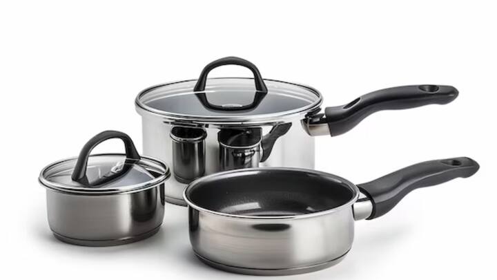 স্টিল বা অ্যালুমিনিয়ামের কড়াইয়ে মাছ ছাড়তে ভয় পাচ্ছেন? প্রথমে ওভেনে বসিয়ে গরম করে নিন। এর পর তেল ঢেলে মাখিয়ে নিন গোটা কড়াইয়ে। আঁচ বন্ধ করে ঠান্ডা হতে দিন। এর পর আবার রান্না বসান।  দীর্ঘমেয়াদি ফল পেতে পর পর তিন বার কড়াই গরম করে তেল মাখান এবং ঠান্ডা হতে দিন।