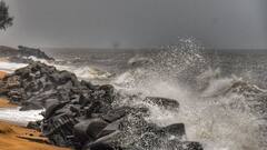Weather Update: ভোর থেকেই ভারী বৃষ্টির আশঙ্কা ? গভীর নিম্নচাপের সতর্কতার তালিকায় আপনার জেলা নেই তো?