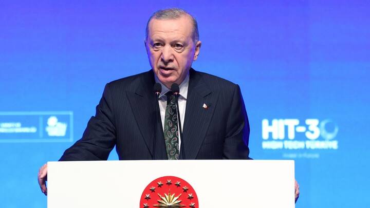 इजरायल द्वारा गाजा पर किए गए हमले में कई आम लोग मारे गए, जिसको लेकर अर्दोआन हमेशा से इजरायल की आलोचना करते रहे हैं. अपने देश के डिफेंस इंडस्ट्री की तारीफ करते हुए और अर्दोआन ने कहा कि हमें मजबूत रहना होगा ताकि इजराइल फलस्तीन में घुसकर ऐसी घटिया चीज ना कर पाए.