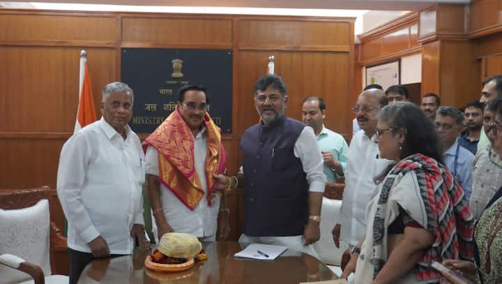 કર્ણાટકના નાયબ મુખ્યમંત્રી  ડી કે શિવકુમારે કેન્દ્રીય કેબિનેટ જળશક્તિ મંત્રી તેમજ ગુજરાત પ્રદેશ અધ્યક્ષ  સી આર પાટીલની મુલાકાત લીધી હતી.