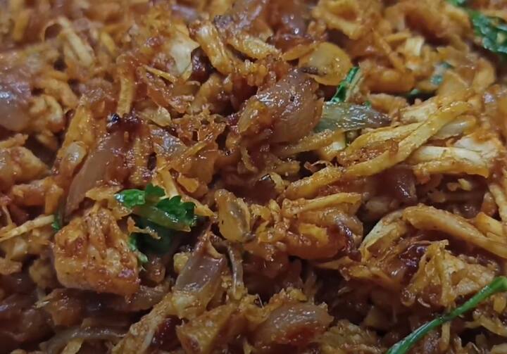 செய்முறை: முதலில் குக்கரில் சிக்கன் துண்டுகள் சேர்த்து, உப்பு, மஞ்சள் தூள், மிளகாய் தூள், இஞ்சி பூண்டு பேஸ்ட், தேவையான அளவு தண்ணீர் சேர்த்து மூன்று விசில் வரும் வரை வேக வைக்கவும். சிக்கன் வெந்த பிறகு சிக்கன் தண்ணீரை தனியாக எடுத்து வைக்கவும்.