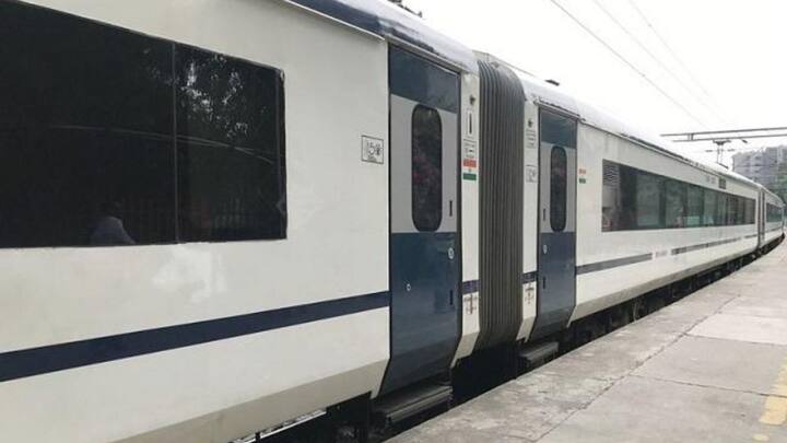 इसके लिए कोई फिक्स टाइम नहीं है की ट्रेन के दरवाजे कितनी देर पहले बंद होते हैं. लेकिन बता दें जैसे ही ट्रेन मूव करने वाली होती है. उससे पहले ही ट्रेन के गेट बंद हो जाते हैं.