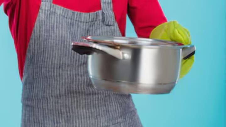 কড়াইয়ে ওভেনে বসিয়ে গুঁড়ো লবণ ঢেলে দিন ১০০ গ্রামের মতো। চাড়িয়ে নিন ভাল করে। বাদামি হয়ে এলে নামিয়ে নিন। দেখবেন কড়াই একেবারে মসৃণ হয়ে গিয়েছে।