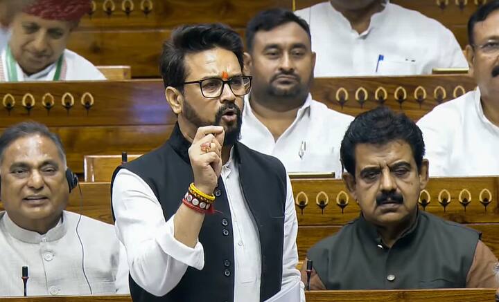इतने में अनुराग ठाकुर कहने लगे कि आप तो मिलिट्री स्कूल में पड़े हैं, मैं तो आज भी टेरिटोरियल आर्मी में कैप्टन की रैंक पर सेवाएं दे रहा हूं. अखिलेश जी केवल ज्ञान मत बांटिए. राहुल गांधी के साथ बैठकर अफवाह है फैलाने और झूठ बोलने की आदत हो गई है.