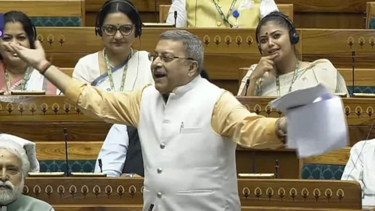 Lok Sabha session 2024 Kalyan Banerjee took dig at Ashwini Vaishnav felt shy चू कित-कित वाले सांसद ने रेल मंत्री अश्विनी वैष्णव की ले ली मौज, मुस्कुराने से खुद को नहीं रोक पाए मिनिस्टर