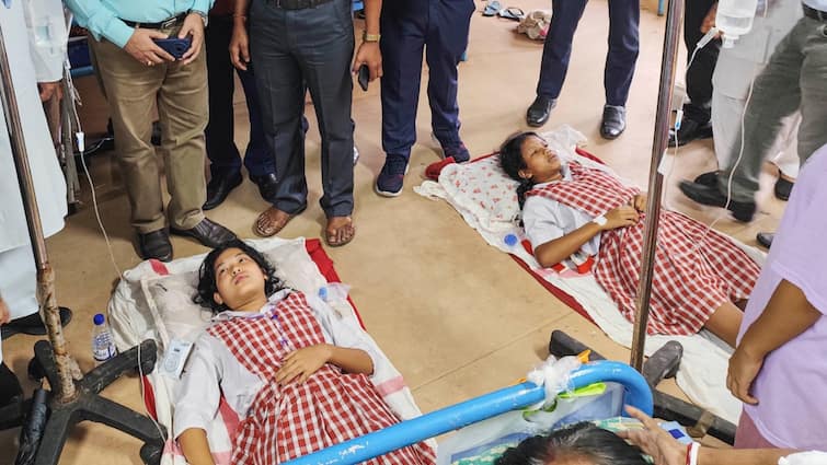 Kasganj Inter College 25 Students become victims of Food poisoning कासगंज में मिड डे मील खाने से 26 छात्रों की बिगड़ी हालत, बच्चों ने कहा-'दाल में थे कीड़े’