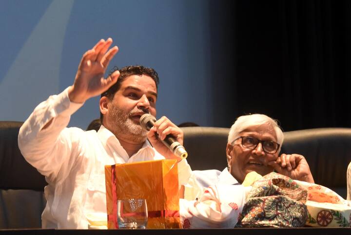 गुरुवार (01 अगस्त) को प्रशांत किशोर की ओर से बयान जारी करते हुए कहा गया है कि 2025 में बिहार में जन सुराज की सरकार बनेगी. अगला विधानसभा जन सुराजियों से भरा होगा. दावा किया कि आपको चुनाव लड़ाएंगे तो हारने नहीं देंगे.